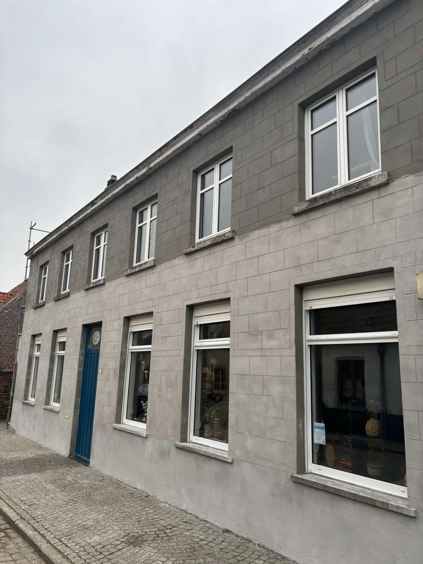 Gevelrenovatie met uitgeplakte gevel, voorbereid voor schilderbehandeling